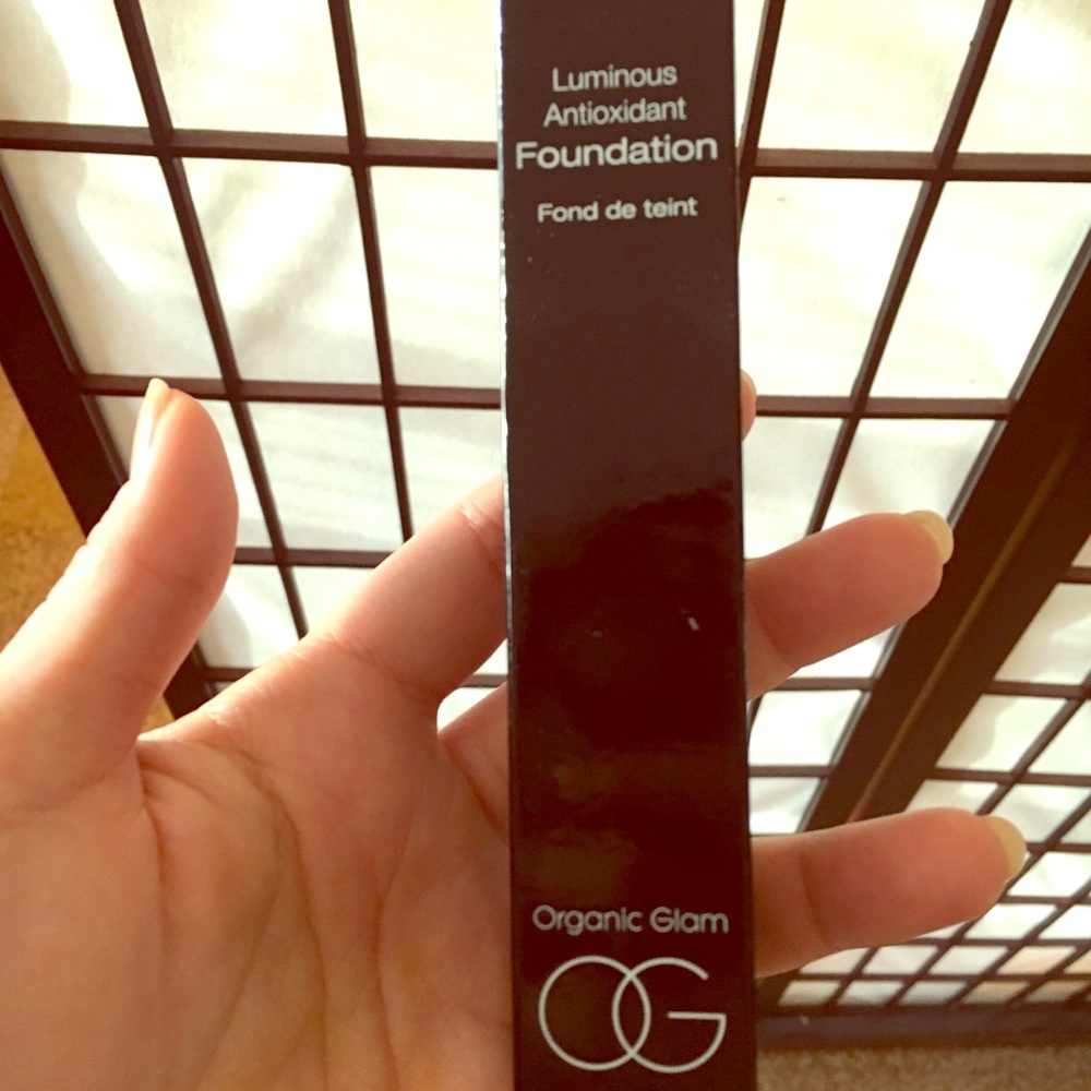 Organic Glam OG luminous antioxidant foundation 02